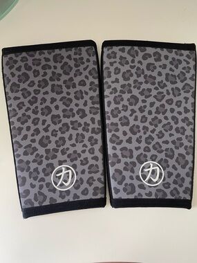 Strength Shop 7mm M Gray Leopard-Print Powerlifting Knee Sleeves - Pair